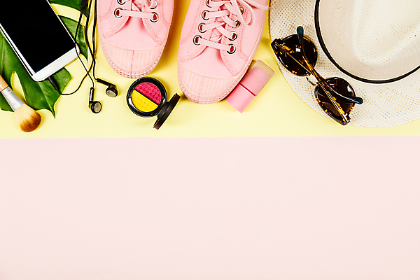 포토 JPG 해외이미지 이어폰 실내 사람없음 스마트폰 선글라스 유행 스니커즈 아이섀도 노란배경 메이크업브러쉬 틴트 파스텔톤 분홍색배경 해외202004 해외포토 안경 분홍색 컬러 음향기기 백그라운드 운동화 내부 핸드폰 스마트기기 노란색 화장품 붓 파일형식