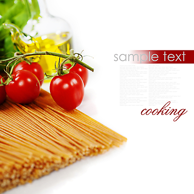 포토 해외이미지 방울토마토 실내 타이포그라피 사람없음 올리브오일 흰배경 파스타면 카피스페이스 통밀 해외202004 해외포토 문자 백그라운드 토마토 파스타 내부 공백 흰색 면류 기름_음식 밀 파일형식