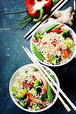 포토 JPG 해외이미지 그릇 젓가락 파프리카 사람없음 당근 면류 브로콜리 국수 완두콩 파란배경 로즈메리 동양음식 해외202004 해외포토 식기 음식 백그라운드 채소 콩 뿌리채소 수저 파란색 허브 파일형식