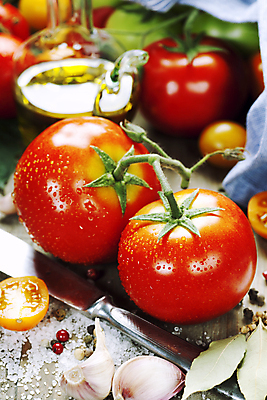 포토 JPG 해외이미지 토마토 방울토마토 실내 마늘 사람없음 신선 나이프 담기 해외202004 해외포토 식기 채소 모션 내부 칼 파일형식