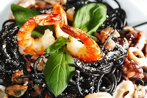 포토 JPG 해외이미지 접시 새우 근접촬영 사람없음 아웃포커스 신선 해산물 오징어 홍합 후추 바질 오징어먹물스파게티 해외202004 오징어먹물 해외202105 해외포토 식기 뷰포인트 어패류 연체동물 촬영기법 스파게티 갑각류 수중동물 향신료 파일형식