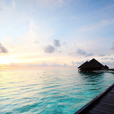 포토 JPG 해외이미지 구름 라이프스타일 물결 바다 섬 여행 자연 하늘 호텔 휴가 휴식 주택 손바닥 풍경 사람없음 물 여름 파란색 일출 맑음 일몰 꿈 낭만 전원 만 뜨거움 고급 빌라 휴양지 방갈로 석호 몰디브 이국적 터키석 파라다이스 해외202004 해외202105 해외포토 자연요소 손 계절 아시아 컬러 컨셉 숙소 날씨 건물 생활 노을 장소 전기에너지 보석 생태계 파일형식