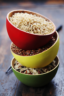 포토 JPG 해외이미지 그릇 밥 실내 종류 사람없음 쌓기 쌀 담기 나무바닥 현미 해외202004 해외포토 식기 음식 모션 곡류 바닥 내부 파일형식