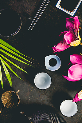 포토 JPG 해외이미지 스튜디오촬영 꽃 젓가락 실내 사람없음 하이앵글 찻잔 소스그릇 플랫레이 해외202004 해외포토 식물 그릇 뷰포인트 잔 수저 내부 플랫 파일형식