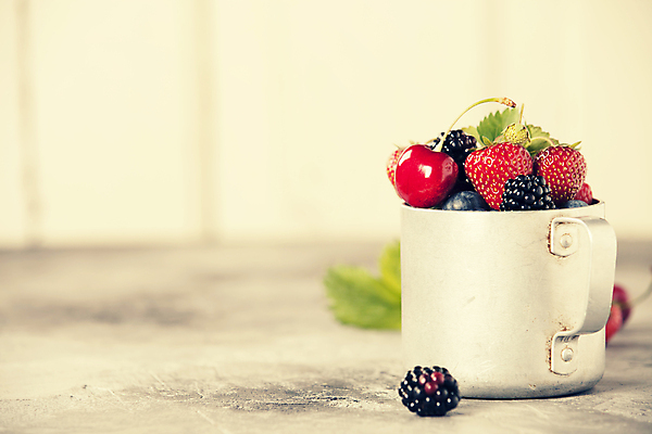 포토 JPG 해외이미지 잎 탁자 딸기 사람없음 머그컵 체리 블루베리 산딸기 블랙베리 해외202004 해외포토 식물 가구 과일 컵 파일형식