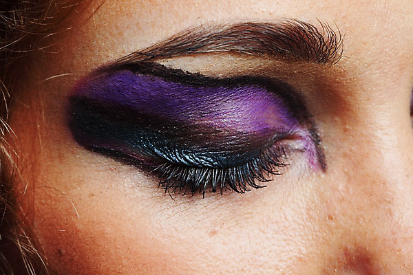 포토 JPG 해외이미지 외국인 모델 여자 한명 성인 눈감음 보라색 눈 화려 속눈썹 아이섀도 아이라인 아이메이크업 성인여자한명만 해외202004 해외202105 해외포토 자연요소 1 컬러 컨셉 모션 날씨 사람 인종 화장 화장품 눈썹 여자한명만 성인여자만 파일형식