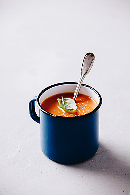 포토 JPG 해외이미지 토마토 사람없음 컵 숟가락 수프 흰배경 바질 해외202004 해외포토 식기 백그라운드 채소 수저 흰색 파일형식