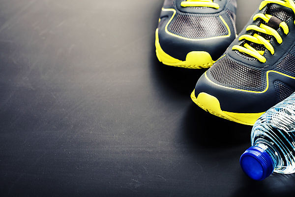 포토 JPG 해외이미지 운동화 다이어트 검은배경 사람없음 물병 오브젝트 해외202004 해외포토 백그라운드 신발 건강 검은색 물통 파일형식