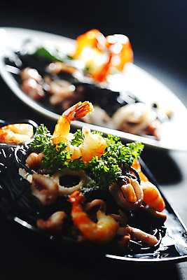 포토 JPG 해외이미지 접시 탁자 검은배경 새우 파슬리 사람없음 아웃포커스 신선 해산물 오징어 홍합 후추 바질 오징어먹물스파게티 해외202004 오징어먹물 해외202105 해외포토 식기 가구 백그라운드 채소 어패류 연체동물 촬영기법 스파게티 갑각류 검은색 수중동물 향신료 파일형식