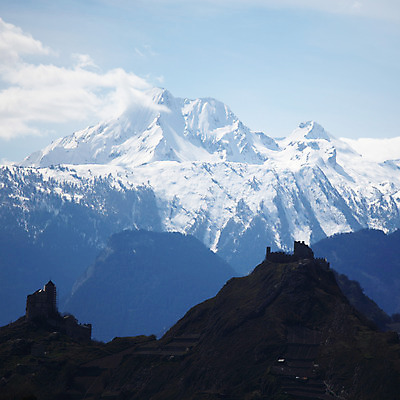 포토 JPG 해외이미지 나무 계절 길 스포츠 여행 크리스마스 겨울 자연 하늘 스키 산 파노라마 풍경 사람없음 파란색 빛 햇빛 태양 얼음 추위 안개 흰색 소나무 스노우보드 고도 휴양지 빙하 서리 알프스 리프트 눈보라 뿌연 절정 눈내림 가문비나무 해외202004 해외202105 해외포토 자연요소 식물 기념일 유럽 컬러 날씨 겨울스포츠 눈_날씨 촬영기법 장소 보드_스포츠 생태계 파일형식