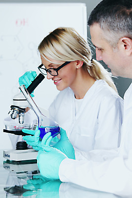 포토 JPG 해외이미지 백인 직업 1 학생 응시 남자 산업 안경 얼굴 과학 장갑 백그라운드 유리 노동자 건강 실험 사람 성인 두명 초록색 스터디 약 의사 흰색 잡기 업무 액체 실험실 연기 보호 과학자 플라스크 생물학 비커 매연 튜브 개발 고립 화학물질 화학자 해외202004 해외202105 해외포토 서양인 시선 잡화 교육 컬러 컨셉 의학 모션 재질 실험기구 신체부위 학습 의료진 작업 화학 환경오염 학자 파일형식