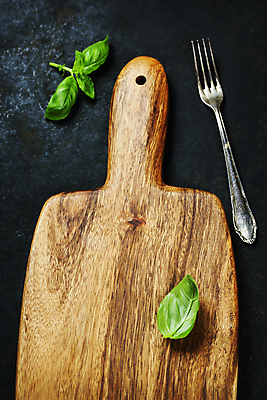 포토 JPG 해외이미지 포크 검은배경 실내 사람없음 하이앵글 바질 나무도마 해외202004 해외포토 식기 뷰포인트 백그라운드 도마 내부 목재 검은색 파일형식