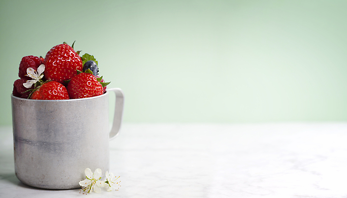 포토 JPG 해외이미지 꽃 딸기 실내 사람없음 컵 쌓기 블루베리 카피스페이스 초록배경 해외202004 해외포토 식물 식기 백그라운드 과일 모션 내부 초록색 공백 파일형식