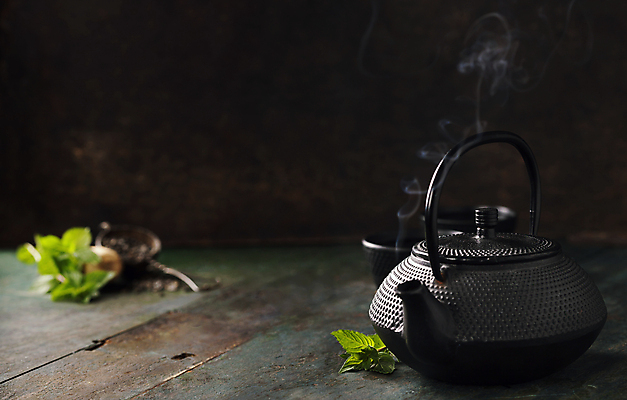 포토 JPG 해외이미지 잎 실내 사람없음 차 수증기 찻잔 다기 찻주전자 나무탁자 카피스페이스 해외202004 해외포토 식물 음료 탁자 주전자 잔 내부 공백 다도 파일형식