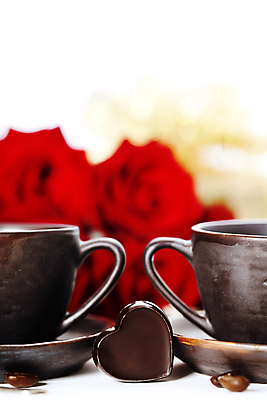 포토 JPG 해외이미지 실내 발렌타인데이 사랑 사람없음 아웃포커스 장미 초콜릿 하트 커피잔 오브젝트 해외202004 해외포토 모양 꽃 감정 커피 데이이벤트 디저트 잔 촬영기법 내부 파일형식