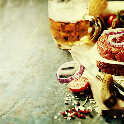 포토 JPG 해외이미지 식재료 방울토마토 맥주 실내 사람없음 칼 피클 나무바닥 맥주잔 패티 나무도마 적양파 카피스페이스 종이호일 해외202004 해외포토 토마토 술잔 양파 바닥 도마 주류 내부 목재 공백 절임 파일형식