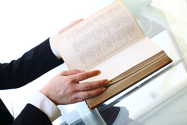 포토 JPG 해외이미지 학생 손 여자 교육 종이 문화 백그라운드 컨셉 비즈니스 텍스트 손가락 학교 추상 아이디어 프레임 관리 사람 사람없음 책 학습 사무실 독서 다이어리 교사 공책 자료 공백 흰색 오픈 도서관 읽기 교과서 질감 문학 페이지 팔 사전 패드 고립 설명서 해외202004 해외202105 해외포토 직업 컬러 무늬 모션 문구용품 교재 신체부위 사무용품 파일형식