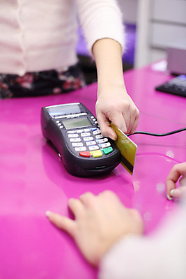 포토 JPG 해외이미지 손 여자 여행 돈 비즈니스 휴가 관리 두명 금융 쇼핑 판매 세일 상점 기계 흰색 인사 잡기 붓 신용카드 시장 구매 플라스틱 쇼핑몰 고객 무역 전자 결제 소매 빚 인출 해외202004 해외202105 해외포토 산업 컬러 모션 재질 사람 신체부위 경제 예절 재산 파일형식