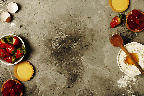 포토 JPG 해외이미지 그릇 딸기 실내 틀 사람없음 계란 달콤 계란껍데기 준비 밀가루 제빵 나무주걱 타르트 카피스페이스 해외202004 해외포토 식기 빵 과일 내부 목재 제과제빵 알 공백 맛 가루 파이_빵 주걱 파일형식