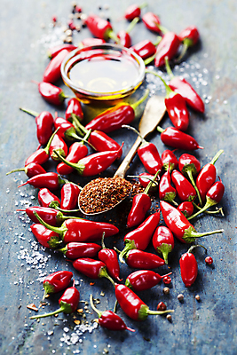 포토 JPG 해외이미지 그릇 식재료 사람없음 숟가락 올리브오일 매움 파란배경 홍고추 소금 후추 고춧가루 해외202004 해외포토 식기 백그라운드 고추 수저 파란색 맛 기름_음식 가루 향신료 파일형식