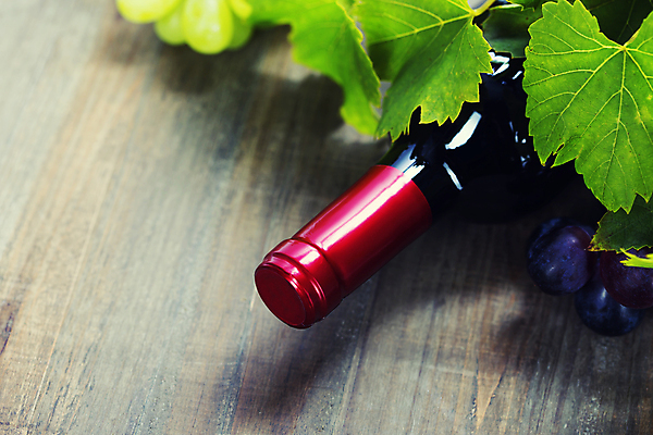 포토 JPG 해외이미지 포도 근접촬영 사람없음 와인 와인병 나무바닥 포도잎 카피스페이스 해외202004 해외포토 뷰포인트 잎 과일 병_용기 바닥 주류 공백 파일형식