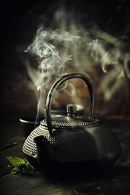 포토 JPG 해외이미지 잎 검은배경 실내 사람없음 수증기 찻잔 다기 찻주전자 해외202004 해외포토 식물 백그라운드 주전자 잔 내부 검은색 다도 파일형식