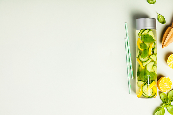 포토 JPG 해외이미지 오이 건강 빨대 사람없음 레몬 레모네이드 허브 채식 바질 다이어트음식 음료수병 저칼로리식단 카피스페이스 디톡스 비건 해외202004 해외포토 식물 다이어트 채소 과일 공백 식단 에이드 저칼로리 채식주의자 병_담는 파일형식