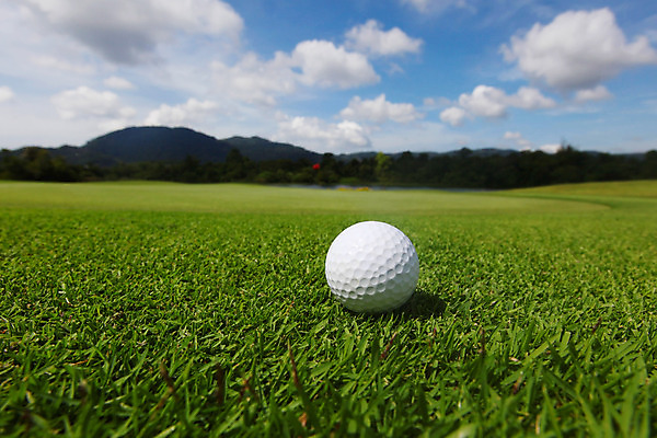 포토 JPG 해외이미지 라이프스타일 스포츠 밭 골프 공 놀이 하늘 풍경 잔디 초원 사람없음 야외 빨간색 초록색 파란색 게임 흰색 깃발 구멍 강의 클럽 해외202004 해외202105 해외포토 식물 컬러 농업 생활 구기 파일형식