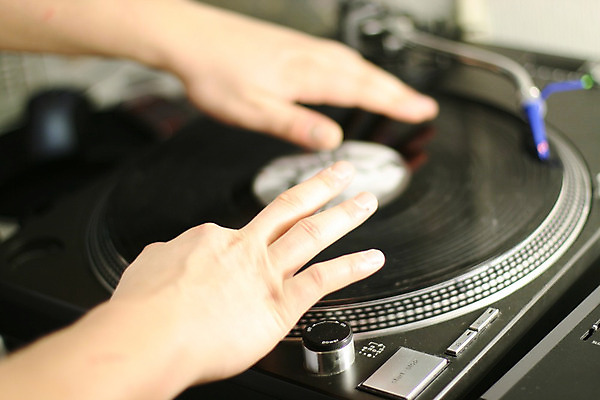 포토 JPG 해외이미지 손 음악 손가락 놀이 사람없음 전자제품 파티 소리 음악가 기술자 혼합 DJ 클럽 전자 축음기 비닐 돌리기 뮤지컬 섞기 테크노 유흥 해외202004 해외202105 해외포토 직업 음향기기 모션 재질 문화예술 이벤트 신체부위 골동품 파일형식