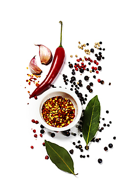 포토 JPG 해외이미지 그릇 식재료 마늘 사람없음 흰배경 매움 홍고추 후추 월계수 해외202004 해외포토 식기 백그라운드 채소 고추 흰색 맛 향신료 파일형식