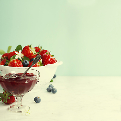 포토 JPG 해외이미지 그릇 딸기 디저트 사람없음 숟가락 유기농 블루베리 유리그릇 과일잼 카피스페이스 민트색배경 해외202004 해외포토 식기 웰빙 음식 백그라운드 과일 유리 수저 공백 잼 민트색 파일형식