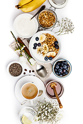 포토 JPG 해외이미지 그릇 꽃 커피 잔 곡류 바나나 실내 사람없음 하이앵글 숟가락 원두 시리얼 컵받침 흰배경 블루베리 꿀 요거트 허니디퍼 그래놀라 해외202004 해외포토 식물 식기 음료 음식 뷰포인트 백그라운드 과일 유제품 수저 내부 흰색 도구 받침대 파일형식