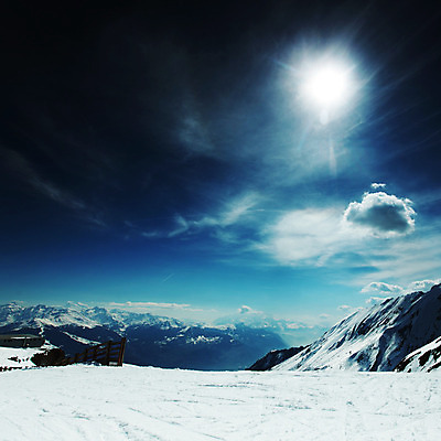 포토 JPG 해외이미지 구름 계절 스포츠 여행 겨울 자연 하늘 산 파노라마 풍경 사람없음 파란색 빛 햇빛 태양 얼음 봄 하이킹 추위 안개 흰색 스노우보드 정상 언덕 휴양지 빙하 서리 알프스 암초 눈보라 절정 눈내림 해외202004 해외202105 해외포토 자연요소 유럽 컬러 레저 날씨 눈_날씨 촬영기법 장소 보드_스포츠 생태계 파일형식