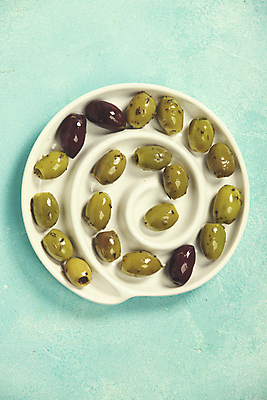 포토 JPG 해외이미지 접시 사람없음 하이앵글 올리브오일 올리브 파란배경 해외202004 해외포토 식기 열매 뷰포인트 백그라운드 파란색 기름_음식 파일형식