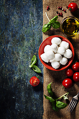 포토 JPG 해외이미지 그릇 포크 방울토마토 실내 사람없음 올리브오일 삼베 나무바닥 바질 모짜렐라치즈 해외202004 해외포토 식기 토마토 치즈 바닥 내부 기름_음식 파일형식 천_직물