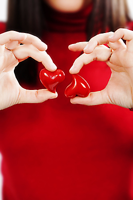 포토 JPG 해외이미지 여자 실내 사랑 한명 들기 상반신 성인 하트 오브젝트 보여주기 성인여자한명만 해외202004 해외포토 모양 1 감정 모션 사람 내부 여자한명만 성인여자만 파일형식