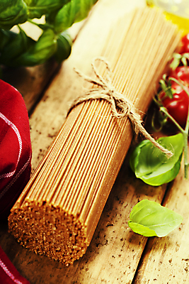 포토 해외이미지 리본 방울토마토 실내 근접촬영 사람없음 다발 나무바닥 바질 노끈 파스타면 통밀 해외202004 해외포토 줄 뷰포인트 토마토 바닥 파스타 내부 면류 밀 파일형식