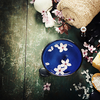 포토 JPG 해외이미지 실내 사람없음 물 수건 벚꽃 사발 나무바닥 스파용품 아로마테라피 스톤 허브볼 입욕소금 해외202004 해외포토 자연요소 꽃 바닥 내부 위생용품 스파 미용용품 사기그릇 오브젝트 소금 테라피 파일형식