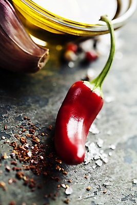 포토 JPG 해외이미지 그릇 식재료 마늘 사람없음 한개 올리브오일 매움 나무바닥 홍고추 소금 후추 해외202004 해외포토 1 식기 채소 고추 바닥 맛 기름_음식 향신료 파일형식