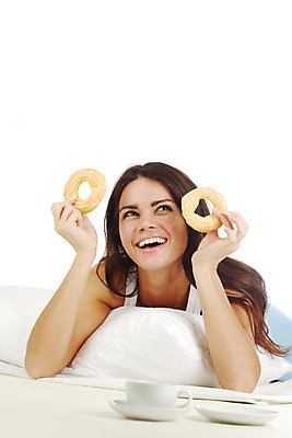 포토 JPG 해외이미지 백인 모델 1 라이프스타일 웰빙 여자 행복 유럽 얼굴 커피 음료 비즈니스 아침 갈색머리 실내 한명 미소 사람 성인 컵 금발 카페 침실 흰색 침대 뜨거움 차 아침식사 고립 단절 혼자 유일 해외202004 해외202105 해외포토 주간 서양인 헤어스타일 식기 감정 나라 컬러 가구 표정 내부 생활 신체부위 상점 식사 파일형식