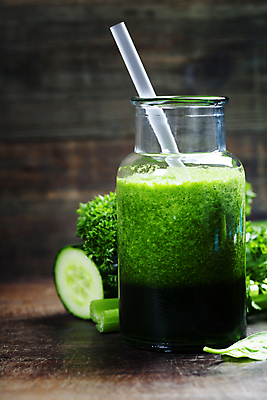 포토 JPG 해외이미지 음료 잔 실내 사람없음 야채주스 나무바닥 건강식 다이어트음식 스무디 야채음료 디톡스 해외202004 해외포토 식기 음식 다이어트 바닥 건강 내부 주스 파일형식