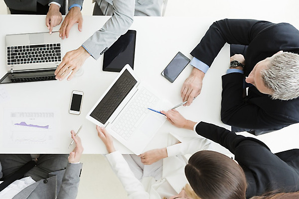 포토 JPG 해외이미지 백인 직업 여자 남자 회사 비즈니스 통신 탁자 회의 협력 노동자 아이디어 직장 함께함 대화 사람 여러명 노트북 컴퓨터 사무실 알약 업무 비즈니스맨 비즈니스우먼 그룹 계획 정상 토론 경영자 문서 프로젝트 브레인스토밍 해외202004 해외202105 해외포토 서양인 가구 다수 컨셉 말하기 전자제품 약 작업 직장인 리더 파일형식