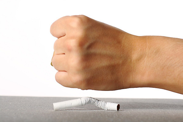 포토 JPG 해외이미지 손 스트레스 담배 건강 사람없음 손상 엄지손가락 금지 흰색 죽음 못 막대기 연기 질병 위험 냄새 지역 암 중독 악취 종료 습관 나쁜 단절 이슈 재활 헬프 해외202004 해외202105 해외포토 컬러 컨셉 손가락 의학 신체부위 치료 공구 도움 파일형식