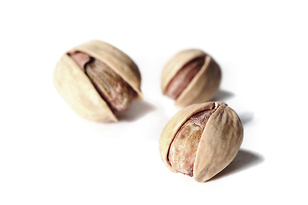 포토 JPG 해외이미지 실내 사람없음 껍질 세개 흰배경 피스타치오 해외202004 해외202105 해외포토 백그라운드 3 내부 견과류 흰색 파일형식