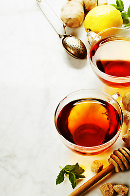 포토 JPG 해외이미지 잎 실내 사람없음 찻잔 레몬 흰배경 생강 생강차 허니디퍼 해외202004 차거름망 해외포토 식물 백그라운드 채소 과일 잔 내부 차_음료 흰색 도구 파일형식