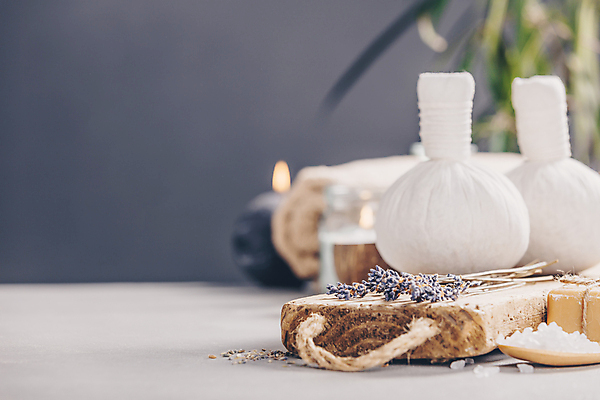 포토 JPG 해외이미지 실내 사람없음 아웃포커스 숟가락 아로마 아로마테라피 라벤더 나무도마 허브볼 카피스페이스 입욕소금 해외202004 해외포토 꽃 도마 촬영기법 수저 내부 목재 공백 미용용품 허브 소금 테라피 파일형식