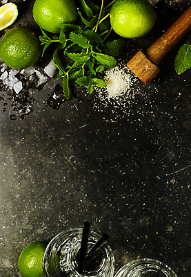 포토 JPG 해외이미지 검은배경 프레임 빨대 사람없음 하이앵글 얼음 설탕 민트 칵테일잔 라임 모히토 카피스페이스 해외202004 해외포토 자연요소 뷰포인트 백그라운드 술잔 과일 검은색 공백 칵테일 허브 파일형식
