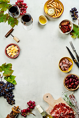 포토 JPG 해외이미지 빵 토마토 치즈 육류 사람없음 유행 와인 애피타이저 올리브 햄 피클 후추 힙스터 프로슈토 해외202004 해외포토 패션 열매 음식 채소 식재료 유제품 주류 향신료 절임 파일형식