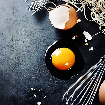 포토 JPG 해외이미지 검은배경 실내 사람없음 계란 아침식사 계란껍데기 거품기 날계란 해외202004 해외포토 백그라운드 주방용품 내부 알 검은색 식사 파일형식