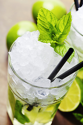 포토 JPG 해외이미지 빨대 근접촬영 사람없음 얼음 민트 칵테일잔 라임 모히토 해외202004 해외포토 자연요소 뷰포인트 술잔 과일 칵테일 허브 파일형식